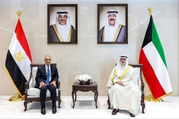 وزير الخارجية المصري يبحث مع نظيره الكويتي تطورات الأوضاع الإقليمية ويؤكد دعم مصر الكامل للكويت