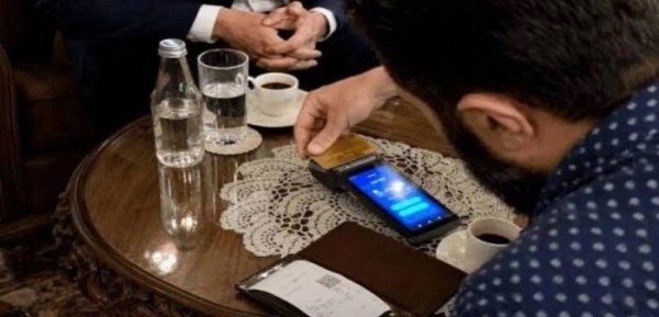 أحمد الشرع يجري أول عملية دفع ببطاقة فيزا بعد رفع العقوبات عن سوريا