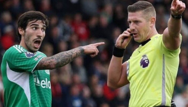 خطوة غير مسبوقة بشأن الحكام بالدوري الإنجليزي