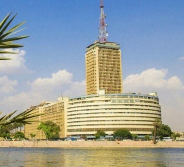 الشباب و الرياضة تنقل قمة الأهلي و برشلونة الودية