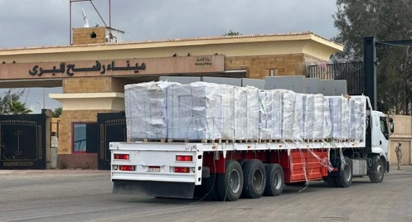 الهلال الأحمر المصري قافلة زاد العزة الـ261 تدخل إلى الفلسطينيين في قطاع غزة