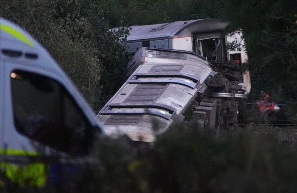 ارتفاع مصابي حادث قطار جنوب بريطانيا إلى 20 شخص ا وإصابتان خطيرتان ارتفاع مصابي حادث قطار جنوب بريطانيا إلى 20 شخص ا وإصابتان خطيرتان