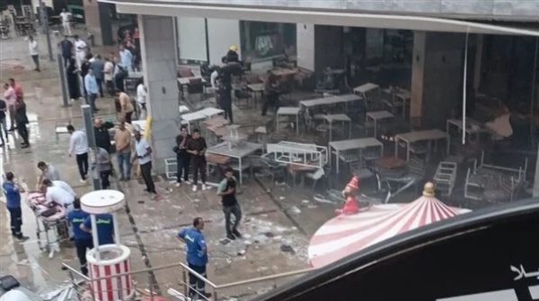 تفاصيل مصرع 3 أشخاص وإصابة 17 آخرين جراء انفجار أسطوانة هيليوم بمطعم داخل مول في القاهرة الجديدة تفاصيل مصرع 3 أشخاص وإصابة 17 آخرين جراء انفجار أسطوانة هيليوم بمطعم داخل مول في القاهرة الجديدة