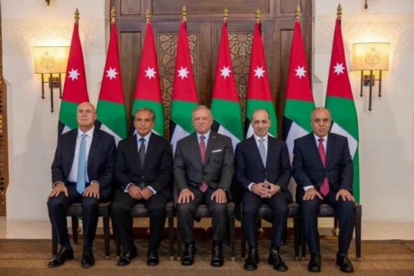 تعديل حكومي في الأردن بلا وزراء جدد رئيس الوزراء يعيد توزيع الأدوار وسط توتر مع البرلمان تعديل حكومي في الأردن بلا وزراء جدد رئيس الوزراء يعيد توزيع الأدوار وسط توتر مع البرلمان