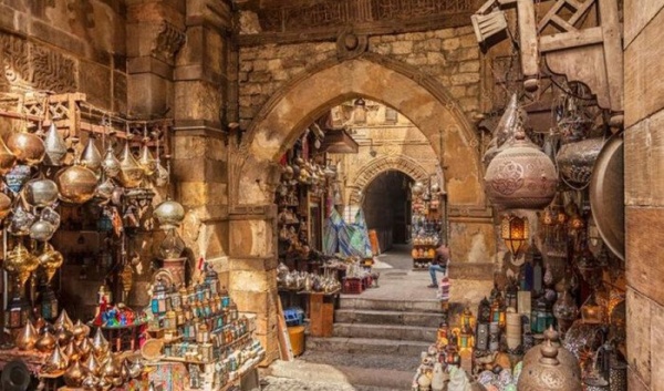 مصر تمنع الأفواج السياحية من زيارة خان الخليلي والحسين خلال احتفالات المولد النبوي
