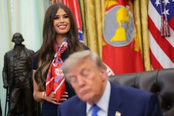 من هي السيدة التي أثارت الجدل خلف ترامب وهل استخدمت صاعق ا سري ا لإيقاظه من هي السيدة التي أثارت الجدل خلف ترامب وهل استخدمت صاعق ا سري ا لإيقاظه