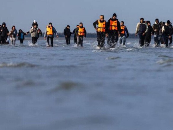 إنقاذ 157 مهاجر ا بعد اندلاع حريق في قاربهم أثناء محاولة عبور المانش إلى بريطانيا إنقاذ 157 مهاجر ا بعد اندلاع حريق في قاربهم أثناء محاولة عبور المانش إلى بريطانيا