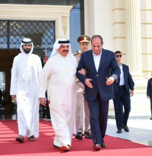 مصر المتحدث الرئاسي ينشر صور توديع الرئيس السيسي لملك البحرين بمطار العلمين مصر المتحدث الرئاسي ينشر صور توديع الرئيس السيسي لملك البحرين بمطار العلمين
