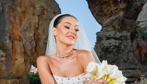 ماريتا الحلاني تهدي شقيقتها دانا أغنية خاصة في ليلة زفافها
