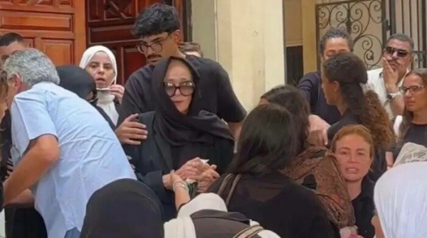 حضر الأب وانهارت الأم لحظات مؤثرة في جنازة ابنة نجلاء فتحي