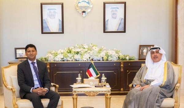 أمير الكويت يتسل م رسالة خطية من رئيس الوزراء البريطاني أمير الكويت يتسل م رسالة خطية من رئيس الوزراء البريطاني