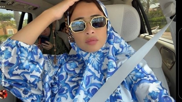 ياسمين عبد العزيز تشارك جمهورها صورة بإسدال الصلاة