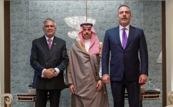 وزراء خارجية السعودية وباكستان وتركيا يبحثون تفعيل اتفاقية مكة للدفاع المشترك