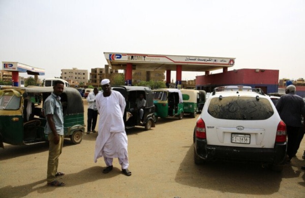 السودان تصاعد أزمة الوقود في الخرطوم طوابير ممتدة وارتفاع الأسعار يرهق المواطنين السودان تصاعد أزمة الوقود في الخرطوم طوابير ممتدة وارتفاع الأسعار يرهق المواطنين