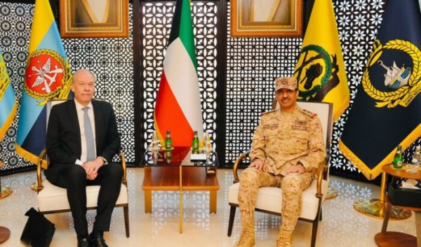 رئيس الأركان الكويتي يبحث التعاون العسكري مع وكيل التجارة الدولية الفنلندي رئيس الأركان الكويتي يبحث التعاون العسكري مع وكيل التجارة الدولية الفنلندي