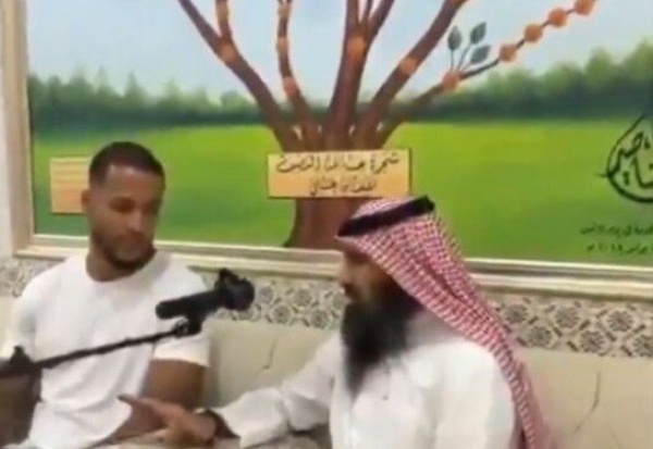 لاعب الأهلي القطري يشهر إسلامه