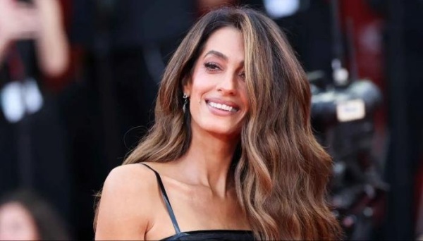 بإطلالة من إيلي صعب أمل كلوني تتألق في شوارع فينيسيا برفقة جورج