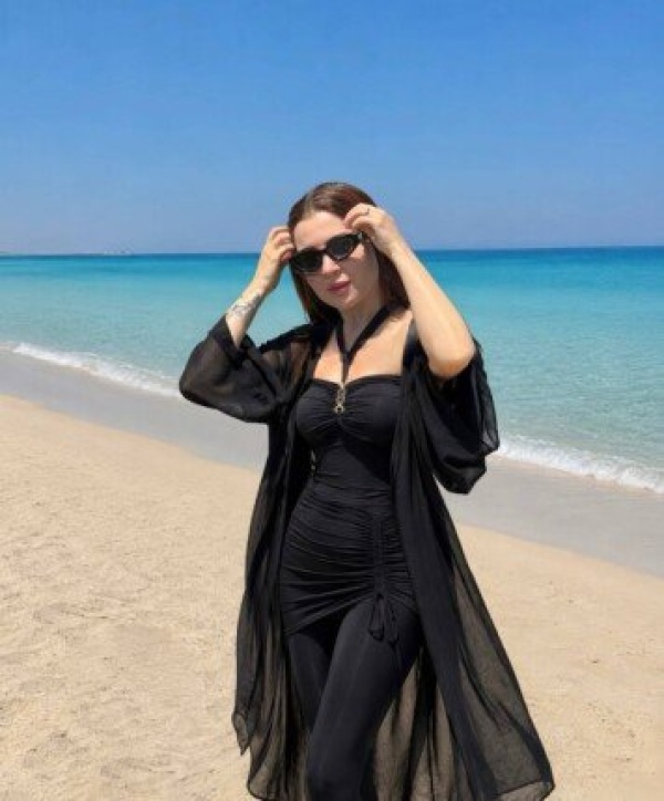 الفنانة مي عز الدين تدخل عالم الأزياء بإطلاق أول مجموعة بوركيني بتوقيعها