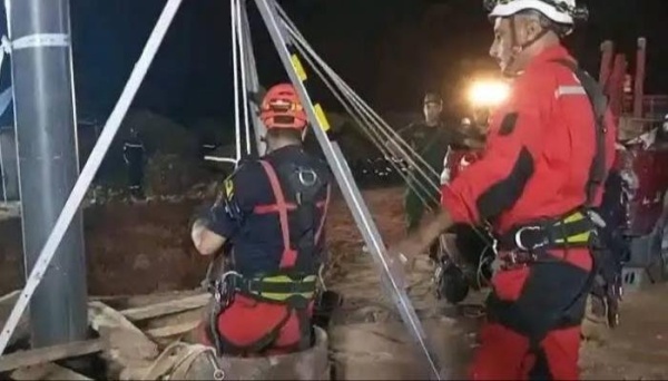 يوم حزين الجزائر تودع الطفل أيوب في جنازة شعبية ورسمية يوم حزين الجزائر تودع الطفل أيوب في جنازة شعبية ورسمية
