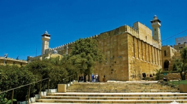 الاحتلال الإسرائيلي يغلق الحرم الإبراهيمي أمام الفلسطينيين ويشدد إجراءاته العسكرية على محيطه الاحتلال الإسرائيلي يغلق الحرم الإبراهيمي أمام الفلسطينيين ويشدد إجراءاته العسكرية على محيطه