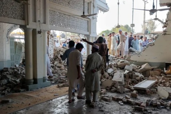 ارتفاع حصيلة تفجير انتحاري داخل مسجد في باكستان إلى 21 قتيل ا ارتفاع حصيلة تفجير انتحاري داخل مسجد في باكستان إلى 21 قتيل ا