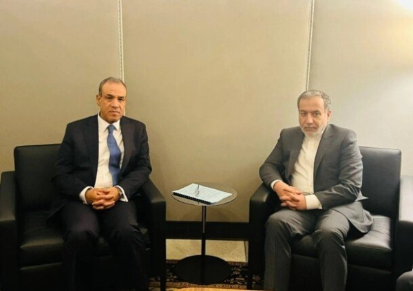وزير الخارجية المصري يؤكد لنظيره الإيراني أهمية احترام أمن واستقرار دول الخليج العربية وزير الخارجية المصري يؤكد لنظيره الإيراني أهمية احترام أمن واستقرار دول الخليج العربية