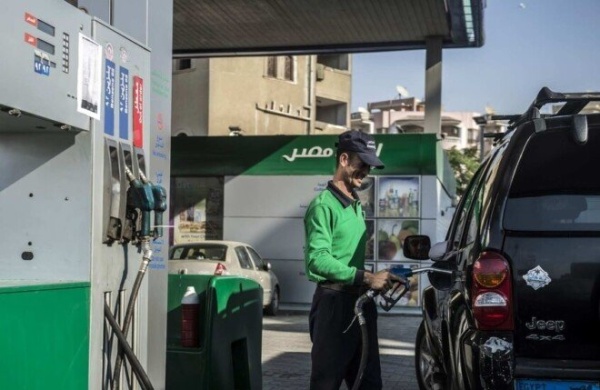 المصريون يترقبون زيادة جديدة في أسعار البنزين والسولار وتوقعات بارتفاع يصل إلى 15