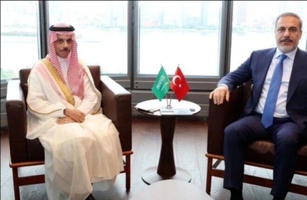 وزيرا خارجية السعودية وتركيا يبحثان الأمن الإقليمي في ظل تصاعد التوترات بين السعودية والحوثيين وزيرا خارجية السعودية وتركيا يبحثان الأمن الإقليمي في ظل تصاعد التوترات بين السعودية والحوثيين