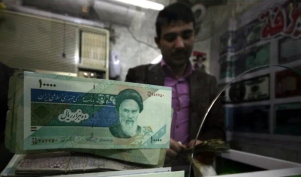 الريال الإيراني يواصل نزيف الخسائر الدولار يتجاوز 2 7 مليون ريال