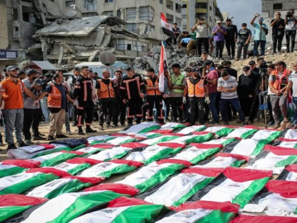 تشييع جثامين 105 شهداء تمن ناتشالهم من تحت الأنقاض في مدينة غزة تشييع جثامين 105 شهداء تمن ناتشالهم من تحت الأنقاض في مدينة غزة
