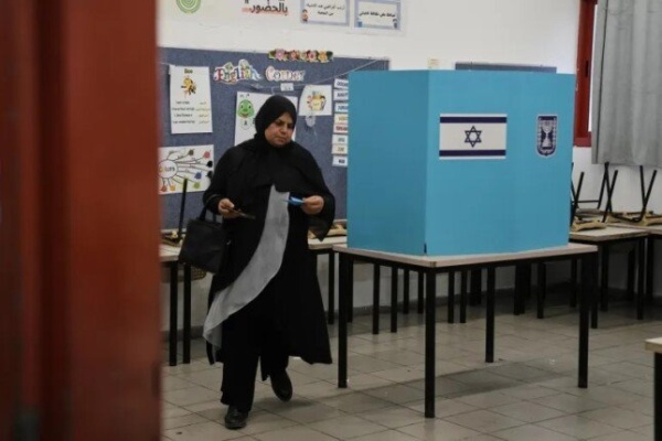 تزايد إقبال العرب على التصويت يربك نتنياهو مخاوف من خسارة الانتخابات واتهامات بتضليل الناخبين تزايد إقبال العرب على التصويت يربك نتنياهو مخاوف من خسارة الانتخابات واتهامات بتضليل الناخبين