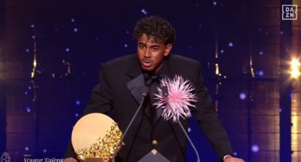 لامين يامال يحصد جائزة أفضل لاعب شاب في العالم لعام 2026