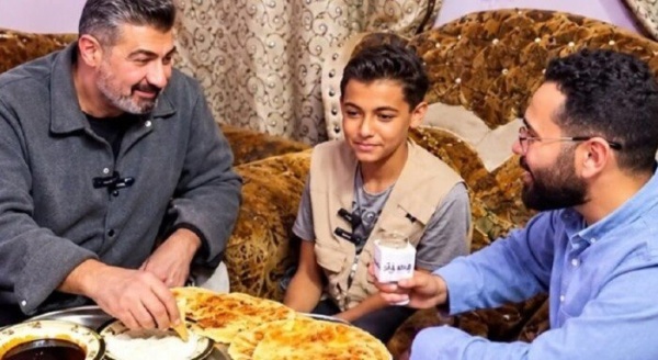 ياسر جلال يحقق أمنية الطفل بائع البلاستيك ويزوره في منزله بدار السلام