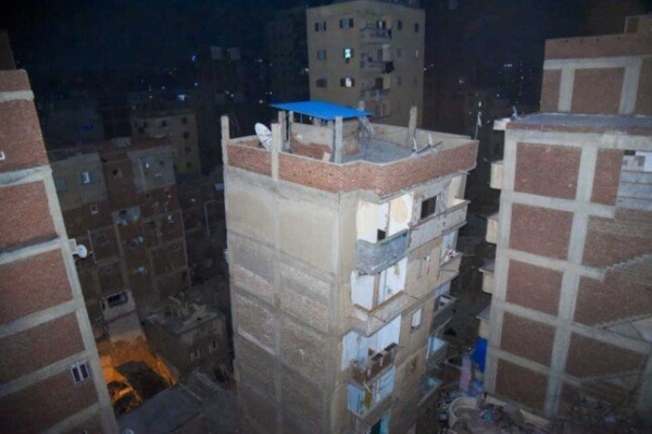 إخلاء عقار مائل في الإسكندرية بعد صدور قرار بإزالته وتحرك حكومي لتأمين المنطقة إخلاء عقار مائل في الإسكندرية بعد صدور قرار بإزالته وتحرك حكومي لتأمين المنطقة