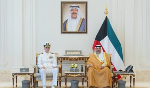 ولي العهد الكويتي يستقبل نائب الأدميرال قائد القيادة المركزية للقوات البحرية الأمريكية ولي العهد الكويتي يستقبل نائب الأدميرال قائد القيادة المركزية للقوات البحرية الأمريكية
