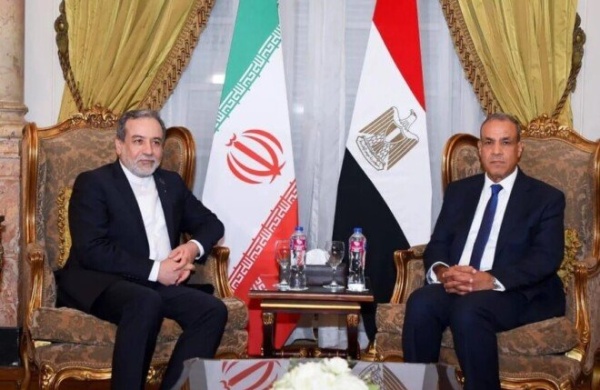 مصر تطالب إيران بوقف الهجمات على السعودية ودول الخليج لا يوجد مبرر لهذه الاعتداءات مصر تطالب إيران بوقف الهجمات على السعودية ودول الخليج لا يوجد مبرر لهذه الاعتداءات