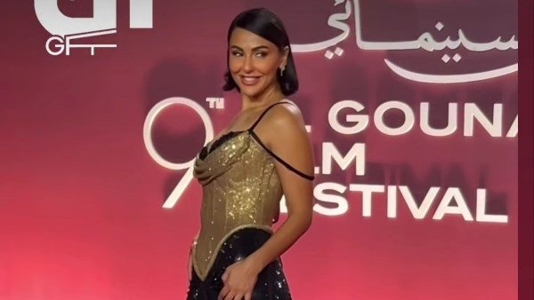 ميس حمدان بإطلالة بالأسود والذهبي في مهرجان الجونة السينمائي