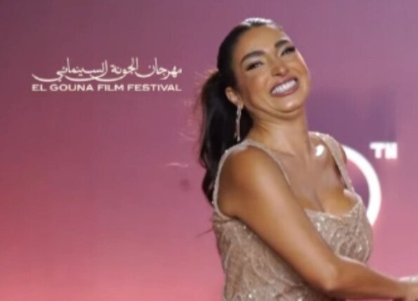 روجينا تتفاعل بعفوية على السجادة الحمراء في مهرجان الجونة شاهد الفيديو روجينا تتفاعل بعفوية على السجادة الحمراء في مهرجان الجونة شاهد الفيديو