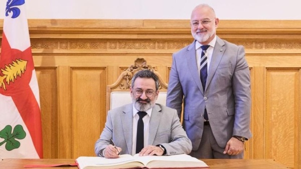 جورج خباز أول فنان لبناني يوق ع الكتاب الذهبي لمدينة مونتريال جورج خباز أول فنان لبناني يوق ع الكتاب الذهبي لمدينة مونتريال