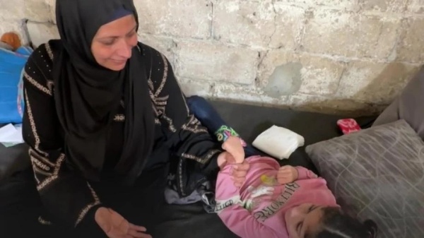 الحرق الأكبر في قلبي أم غزية جريحة تبكي ابنها المبتور وطفلتها المهددة بالموت