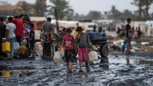 انهيار البيئة الصحية يفاقم تفشي الأمراض الجلدية في مخيمات النزوح بغزة انهيار البيئة الصحية يفاقم تفشي الأمراض الجلدية في مخيمات النزوح بغزة