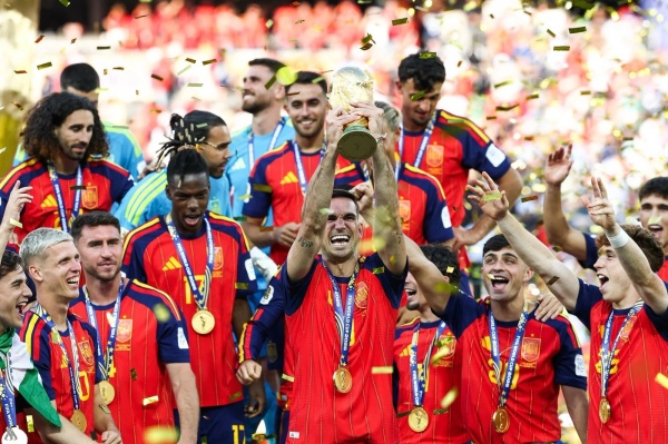 إسبانيا تتوج بلقب كأس العالم بعد فوزها على الأرجنتين إسبانيا تتوج بلقب كأس العالم بعد فوزها على الأرجنتين