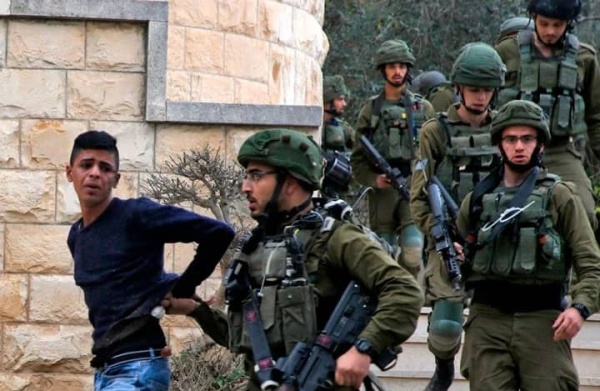 العدو الصهيوني يعتقل شابين ويحرق منزل ا في الضفة الغربية العدو الصهيوني يعتقل شابين ويحرق منزل ا في الضفة الغربية
