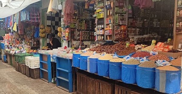 التجار والمهنيون يحذرون من أزمة اقتصادية ويطالبون بإلغاء عمولات الأداء الإلكتروني
