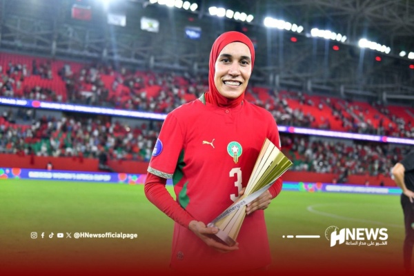 نهيلة بنزينة تتوج بجائزة أفضل لاعبة أمام جنوب إفريقيا نهيلة بنزينة تتوج بجائزة أفضل لاعبة أمام جنوب إفريقيا