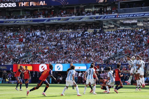إسبانيا تجرد الأرجنتين من اللقب لاروخا تتوج بكأس العالم 2026 إسبانيا تجرد الأرجنتين من اللقب لاروخا تتوج بكأس العالم 2026