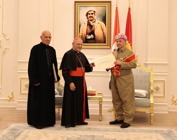 الرئيس بارزاني يتسل م وساما بابويا رفيعا الرئيس بارزاني يتسل م وساما بابويا رفيعا