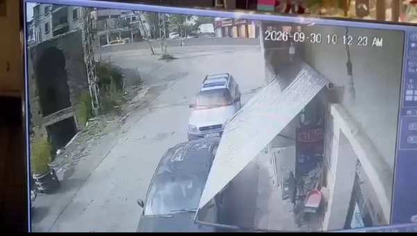 كاميرا مراقبة توثق لحظة وقوع الحادث المخيف عند مستديرة عاليه