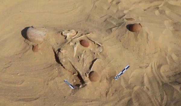 مصر تعلن اكتشاف مقبرتين أثريتين في المنيا تكشفان تطور العمارة الجنائزية عبر العصور