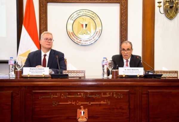 مصر وزيرا الخارجية والبترول يعقدان جلسة إحاطة لممثلي السفارات الأجنبية مصر وزيرا الخارجية والبترول يعقدان جلسة إحاطة لممثلي السفارات الأجنبية